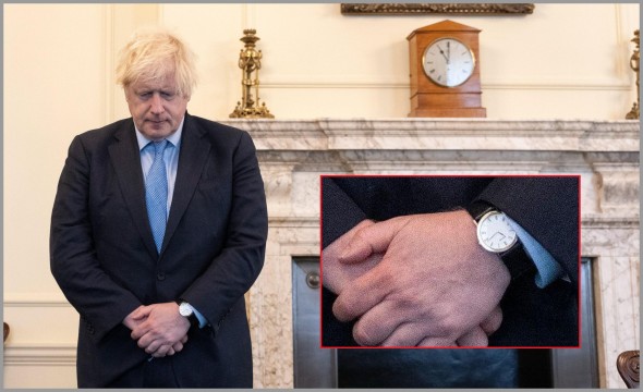 „Cineva a uitat să îi editeze ceasul de mână!" Boris Johnson, acuzat că a dat ora înapoi pe ceasul de perete, ca să arate că a ţinut minutul de reculegere